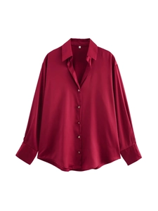 Blouse élégante en satin rouge foncé à manches longues avec une coupe ample