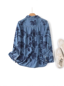 Chemise bleue décontractée à manches longues avec broderie florale au dos et col rabattu