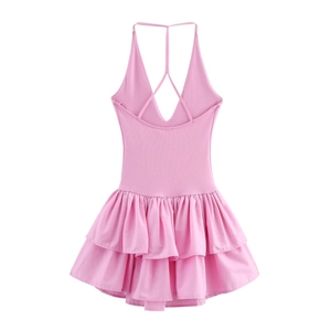Détail d'une robe rose sans manches montrant l'ourlet à volants et les bretelles au dos