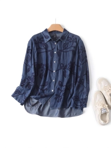 Chemise bleu marine à manches longues avec broderie florale, col à revers et boutons