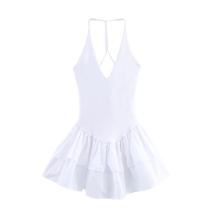 Détail d'une mini-robe dos nu blanche avec col en V profond et jupe à volants superposés