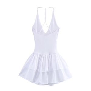 Détail de robe dos nu blanche avec décolleté en V et bretelles croisées au dos