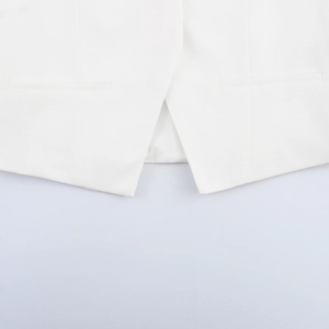 Detailansicht des weißen Westen-Saums mit minimalistischen Paspeltaschen und Stofftextur