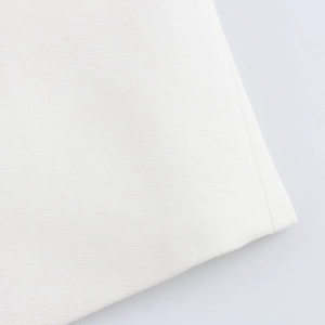 Detailopname van witte geweven stoftextuur met fijne stiksels en een schone witte afwerking