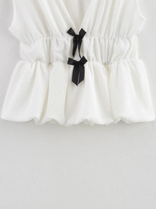 Haut blanc sans manches col V avec nœuds noirs et ourlet à volants pour femme
