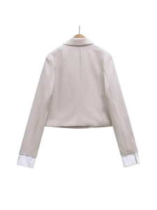 Kurzer cremefarbener zweireihiger Blazer für Damen mit weißen Manschetten Rückansicht