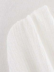 Gros plan sur la texture du tissu seersucker blanc avec des détails plissés et granuleux