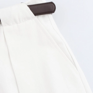 Detail von High-Waist-Hose in Weiß mit braunem Ledergürtel und hochwertiger Naht
