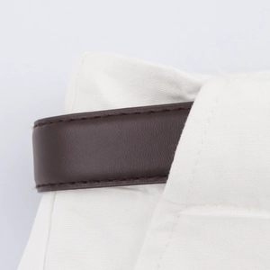 Detail einer weißen High-Waist-Faltenhose mit einem hochwertigen dunkelbraunen Ledergürtel