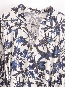 Blouse florale col en V pour femmes avec imprimé feuilles bleues et détails de perles