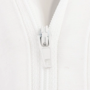 Nahaufnahme des weißen Reißverschlusses am hochwertigen Stoff der weiten Hose