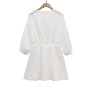 Détail de la broderie anglaise blanche et des découpes florales sur cette robe à col en V