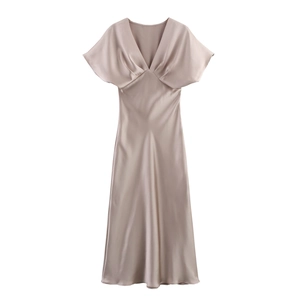 Robe midi élégante en satin champagne avec décolleté en V et manches bouffantes