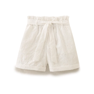 Pantaloncini bianchi a vita alta in cotone con ricami floreali e cintura a fiocco