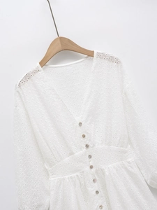 Robe blanche style français à col en V avec broderie anglaise délicate et boutons devant