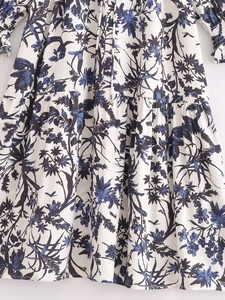 Robe d'été fleurie à col en V pour femme en blanc et bleu avec cordon et volants