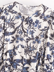 Abito estivo da donna bianco con stampa floreale blu e scollatura rotonda chic