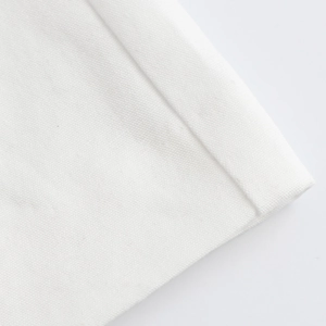 Makrodetail der weißen Canvas-Stoffstruktur und präzisen Nähte an der Weste