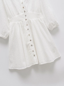 Robe blanche style français avec col en V, broderie florale et coupe ajustée élégante