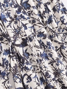 Détail de la robe à imprimé fleuri bleu avec ceinture et poignets élastiques