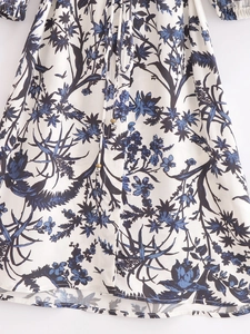 Abito estivo da donna con stampa floreale, coulisse in vita e bottoni dorati decorativi