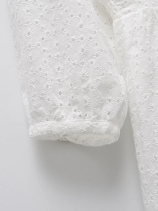 Robe française blanche avec broderie anglaise élégante et poignets plissés raffinés