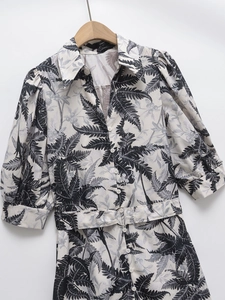 Robe chemise d'été à imprimé tropical noir, col à revers et ceinture à la taille