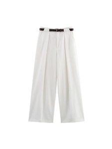 Witte broek met hoge taille, wijde pijpen, geplooide details en smalle leren riem