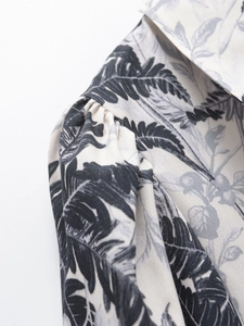 Détail de l'imprimé tropical et des manches bouffantes plissées d'une robe chemise rétro