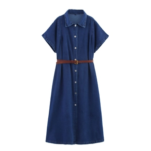 Elegant dark blue denim midi dress with short sleeves and brown leather waist belt