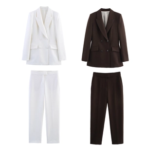 Détails de la veste de costume croisée avec revers classiques et poches à rabat