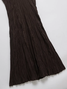 Slim-fit V-neck sleeveless crinkle maxi dress in elegant dark brown pleated fabric