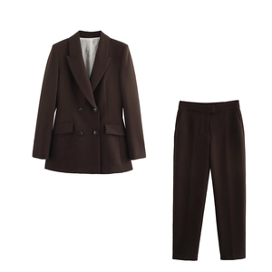 Tailleur marron pour femme avec blazer croisé et pantalon droit à taille haute chic