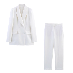 Détail de l'ensemble tailleur blanc à double boutonnage avec revers en pointe