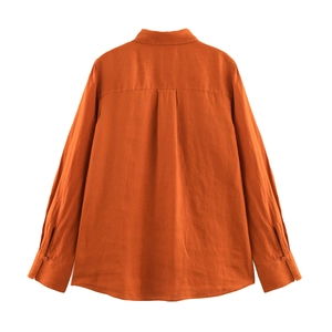 Vue arrière d'une chemise caramel à manches longues avec pli et texture de lin de qualité