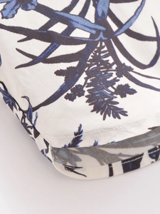 Dettaglio dell'orlo del vestito in cotone con stampe floreali tropicali blu navy e cuciture