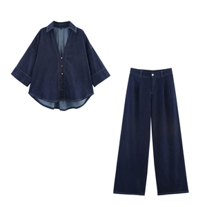 Ensemble en denim bleu foncé avec chemise à col en V et pantalon large posé à plat