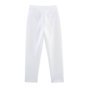Vue arrière du pantalon de costume blanc taille haute avec poches passepoilées symétriques