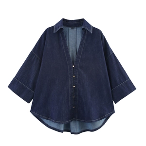 Chemise en jean bleu foncé avec ourlet asymétrique, boutons dorés et manches trois-quarts