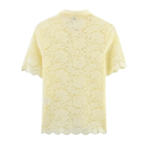 Détail de la dentelle florale et de l'ourlet festonné sur ce haut d'été jaune pâle