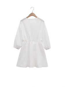 Robe blanche élégante à col en V avec broderie anglaise et taille élastique chic