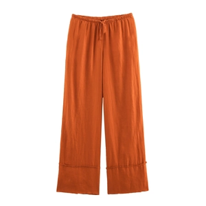 Détail du pantalon large en lin rouge brique à taille haute avec cordon de serrage