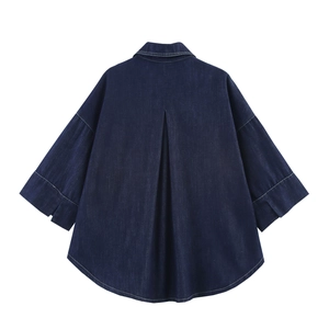 Chemisier en denim bleu foncé avec pli au dos et ourlet arrondi, haut à manches 3/4