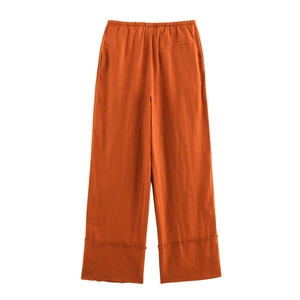 Détail du pantalon large orange brûlé avec taille élastique et texture lin respirante