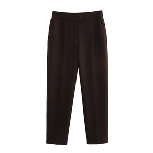 Pantalon de tailleur marron foncé pour femme avec coupe droite et plis marqués