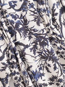 Détail de la robe fleurie bleue avec ceinture et technique de fronces élastiques chic