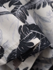 Détail du tissu à imprimé tropical montrant les coutures et la texture tissée
