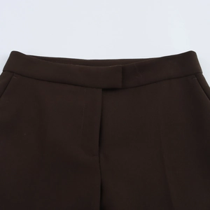 Détail du pantalon de costume marron foncé à taille haute avec braguette et poches