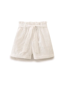 Eleganti pantaloncini bianchi in cotone con ricamo a giorno e cintura a fiocco a vita alta