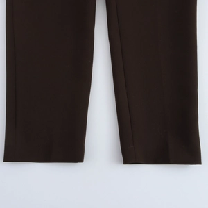 Détails des coutures raffinées et du tissu haut de gamme de ce pantalon habillé à taille haute